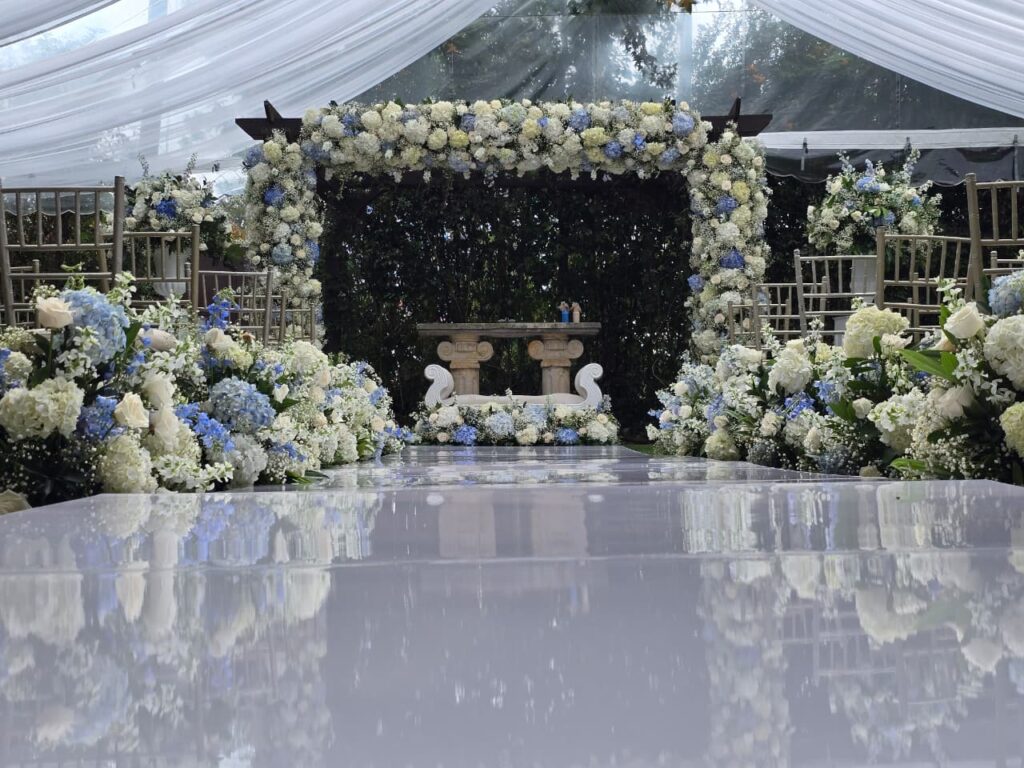Camino ceremonia blanco brillante
